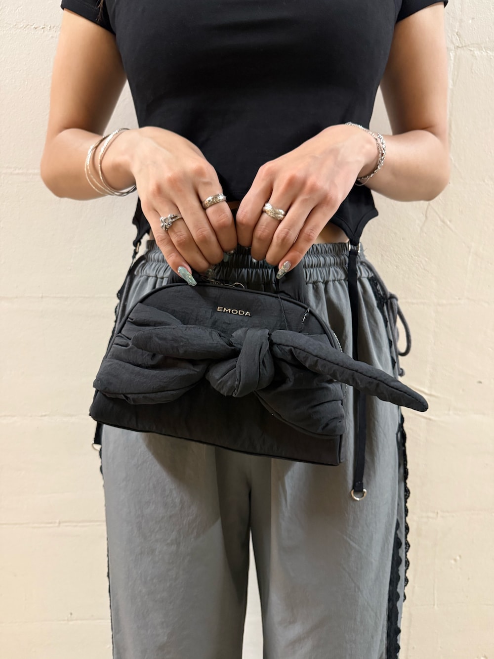 ブラック系のTシャツ/カットソー、グレー系のその他パンツ、ブラック系のハンドバッグを着用したレディースの夏コーディネートの8枚目の写真