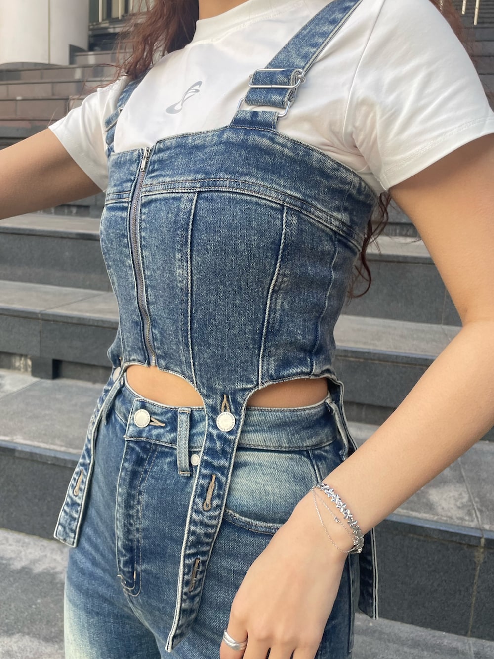 ホワイト系のTシャツ/カットソー、ブルー系のサロペット/オーバーオール、ブラック系のハンドバッグを着用したレディースの春コーディネートの5枚目の写真