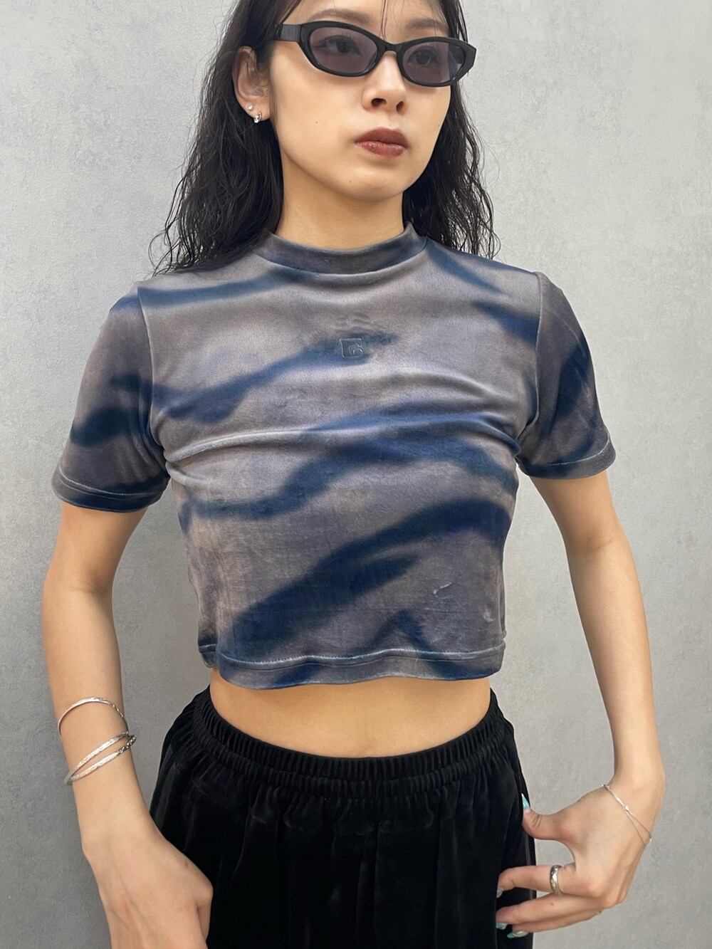 その他のTシャツ/カットソー、ブルー系のデニムパンツ、ブラック系のブーツを着用したレディースの夏コーディネートの4枚目の写真