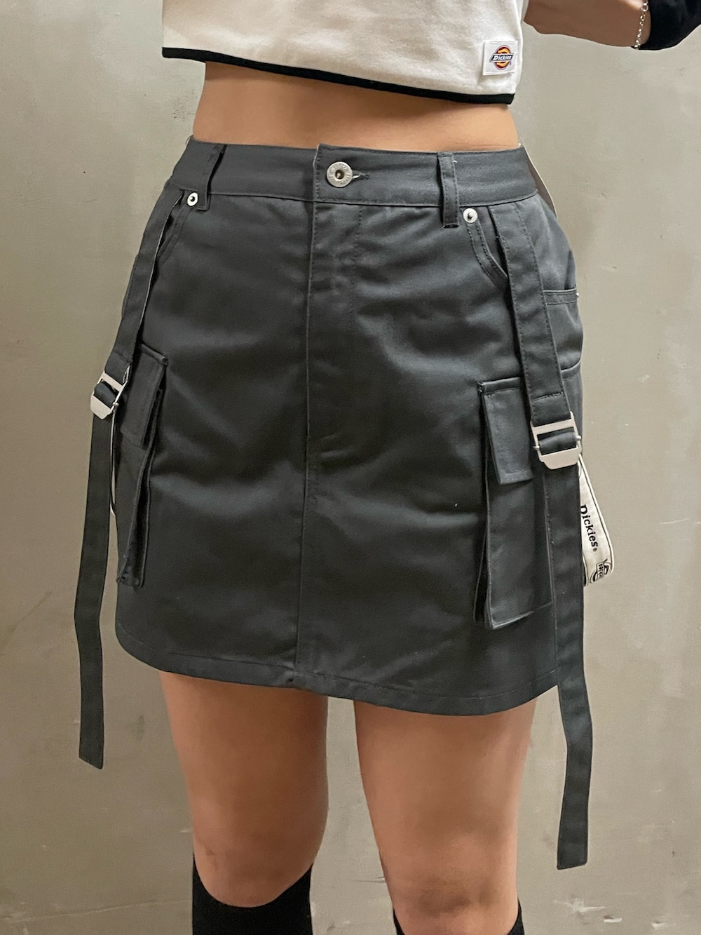 ブラック系のハンドバッグ、ホワイト系のTシャツ/カットソー、グレー系のスカートを着用したレディースの春コーディネートの7枚目の写真