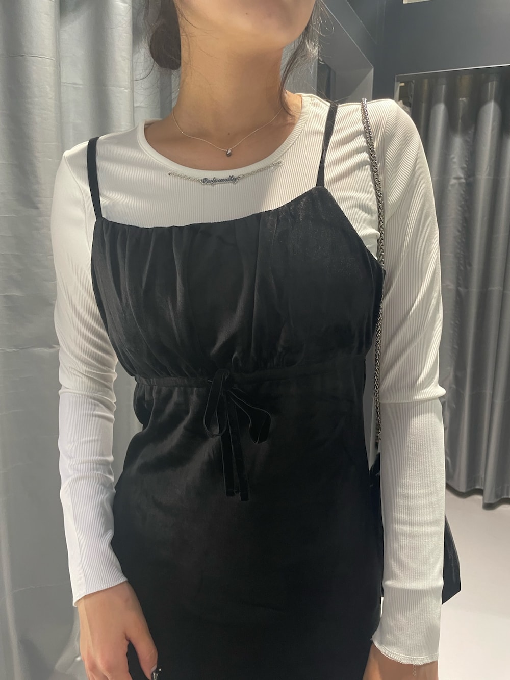 ブルー系のデニムジャケット、ブラック系のワンピース、イエロー系のハンドバッグを着用したレディースの秋コーディネートの4枚目の写真