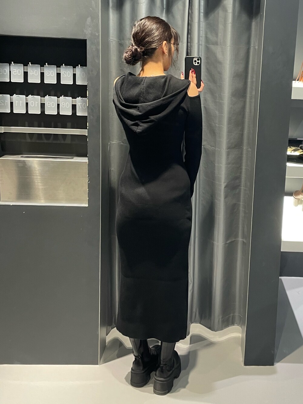 ブラック系のワンピース、ブラック系のブーツ、その他のサングラスを着用したレディースの秋コーディネートの3枚目の写真