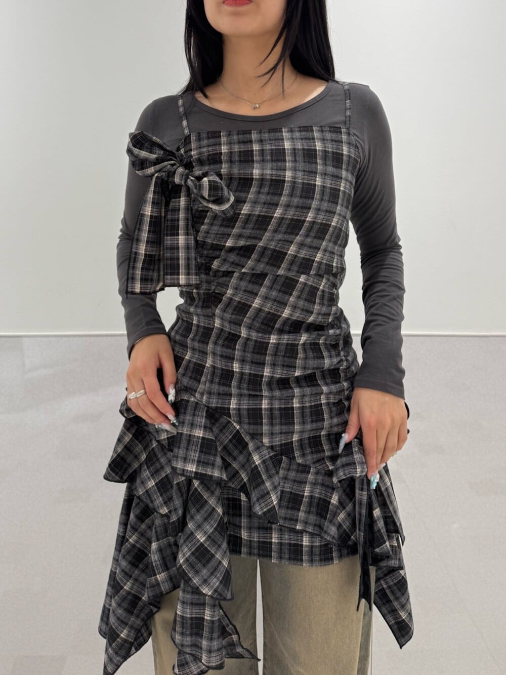 グレー系のTシャツ/カットソー、ブラック系のワンピース、ブラウン系のデニムパンツを着用したレディースの夏コーディネートの4枚目の写真