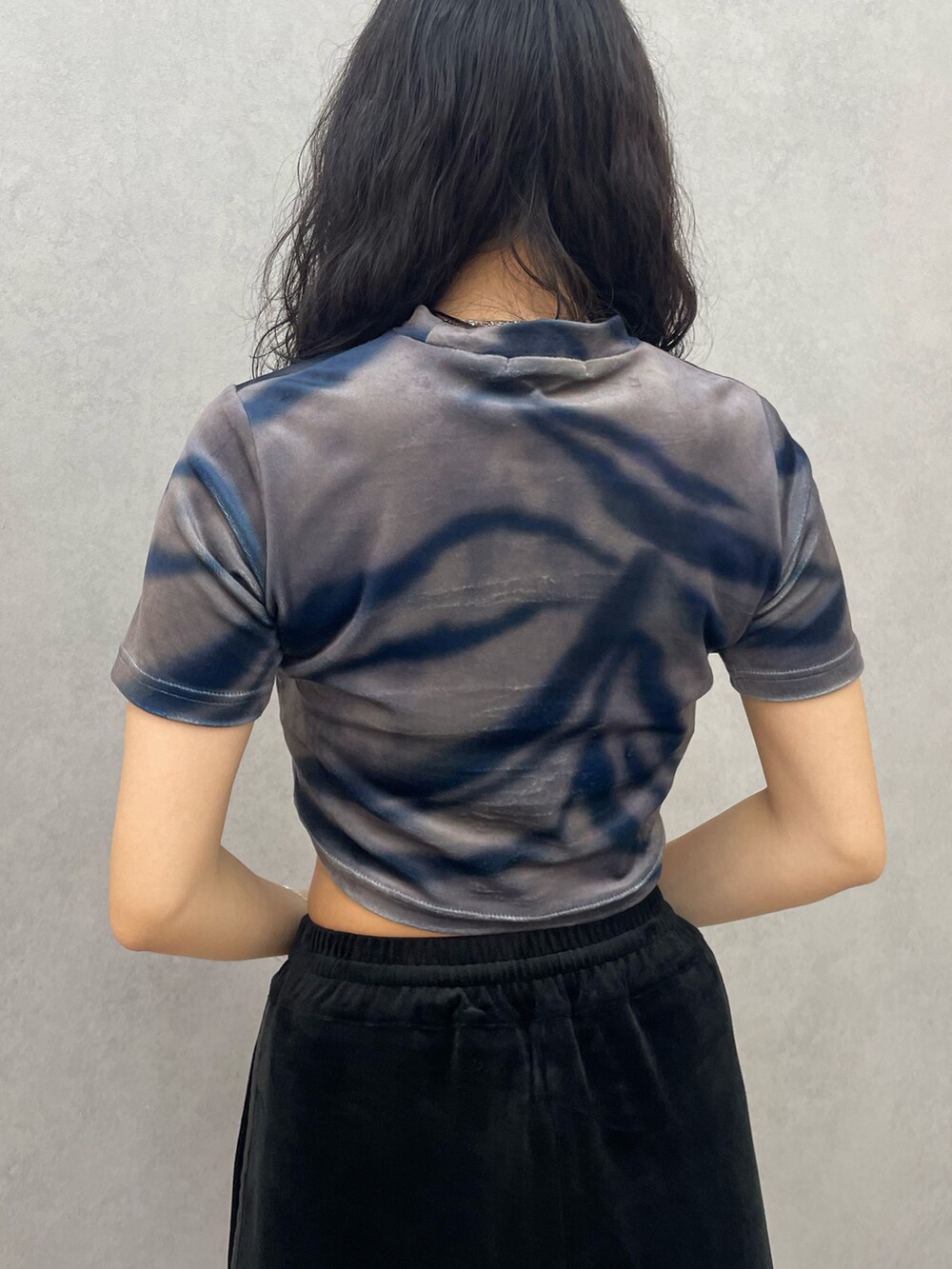 その他のTシャツ/カットソー、ブルー系のデニムパンツ、ブラック系のブーツを着用したレディースの夏コーディネートの5枚目の写真