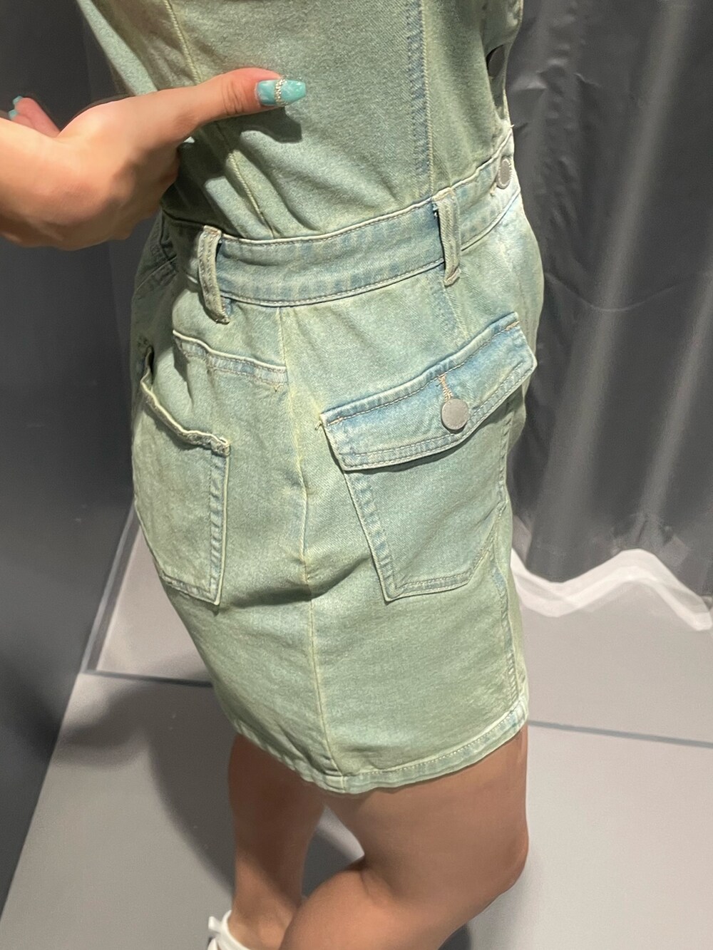 ブルー系のワンピース、ホワイト系のサンダル、シルバー系のネックレスを着用したレディースの夏コーディネートの7枚目の写真