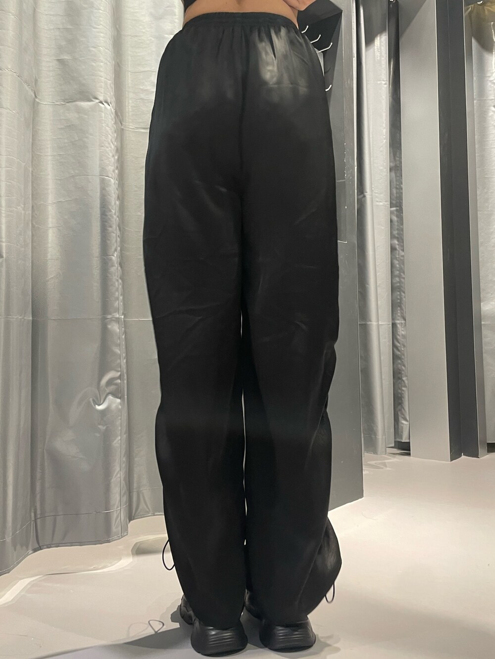 ホワイト系のTシャツ/カットソー、ブラック系のその他パンツ、ブラック系のサンダルを着用したレディースの春コーディネートの9枚目の写真