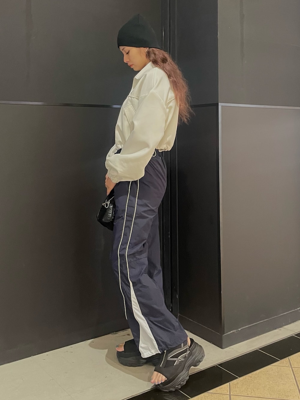 ブラック系のTシャツ/カットソー、ホワイト系のブルゾン、ブルー系のその他パンツを着用したレディースの春コーディネートの2枚目の写真