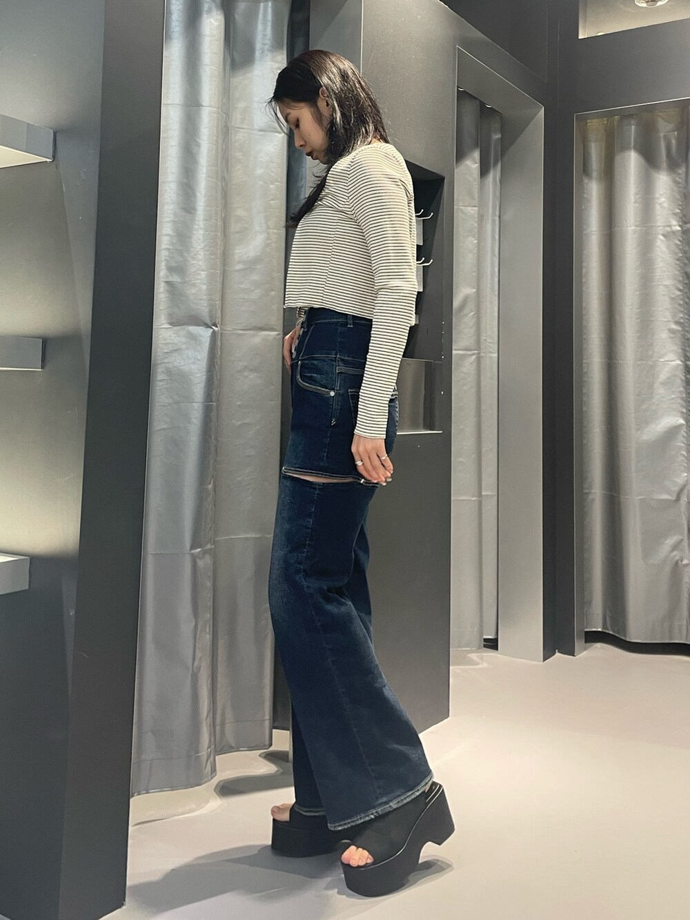 その他のTシャツ/カットソー、ブルー系のデニムパンツ、ブラック系のサンダルを着用したレディースの春コーディネートの2枚目の写真