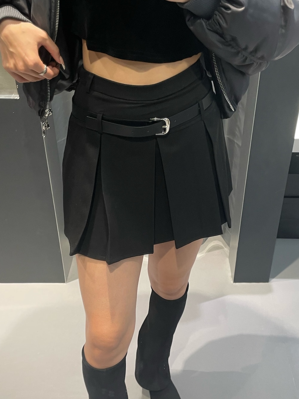 ブラック系のTシャツ/カットソー、その他のその他アウター、ブラック系のスカートを着用したレディースの冬コーディネートの8枚目の写真