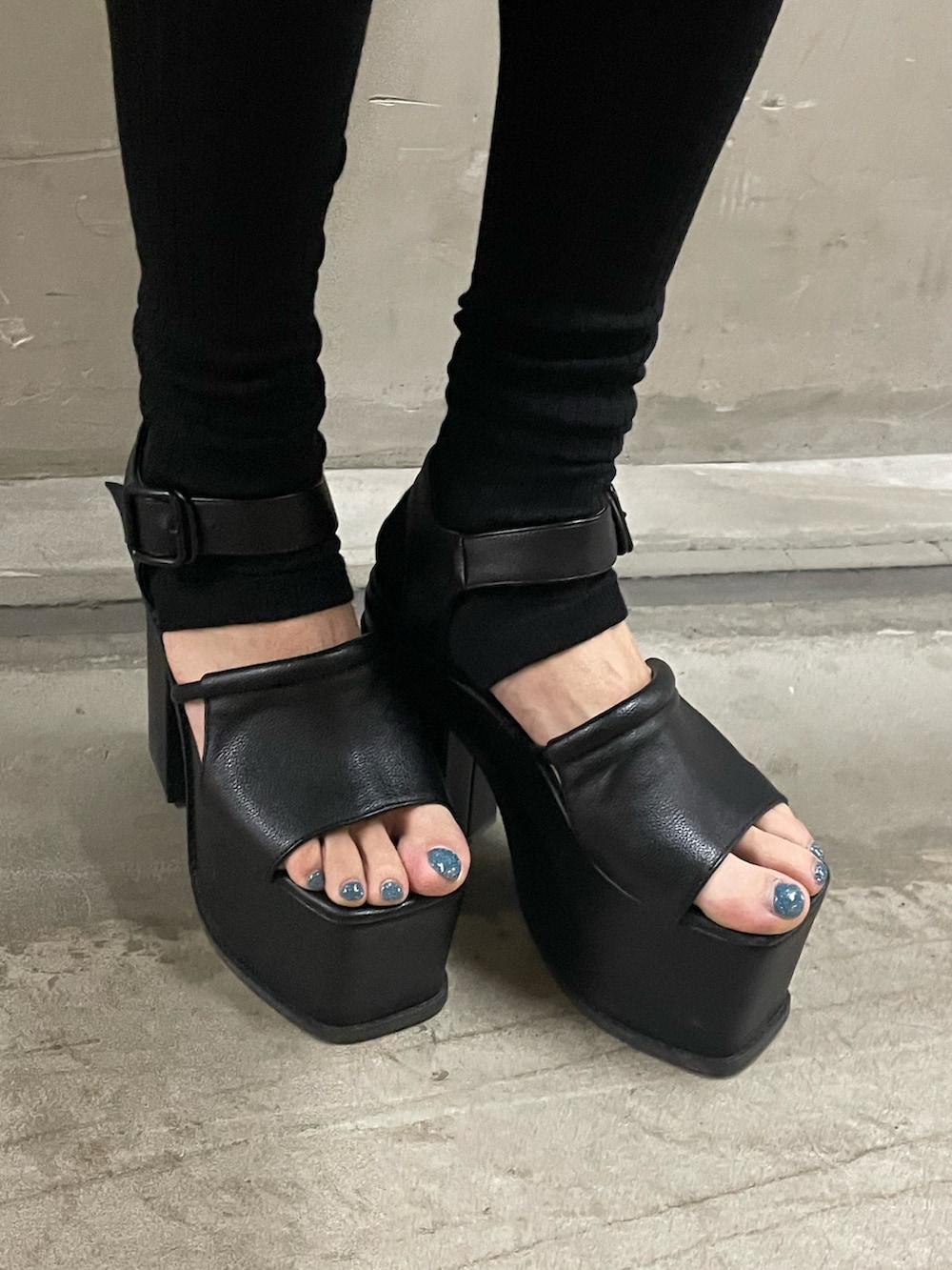 グリーン系のニット/セーター、ブラック系のデニムパンツ、ブラック系のサンダルを着用したレディースの春コーディネートの10枚目の写真