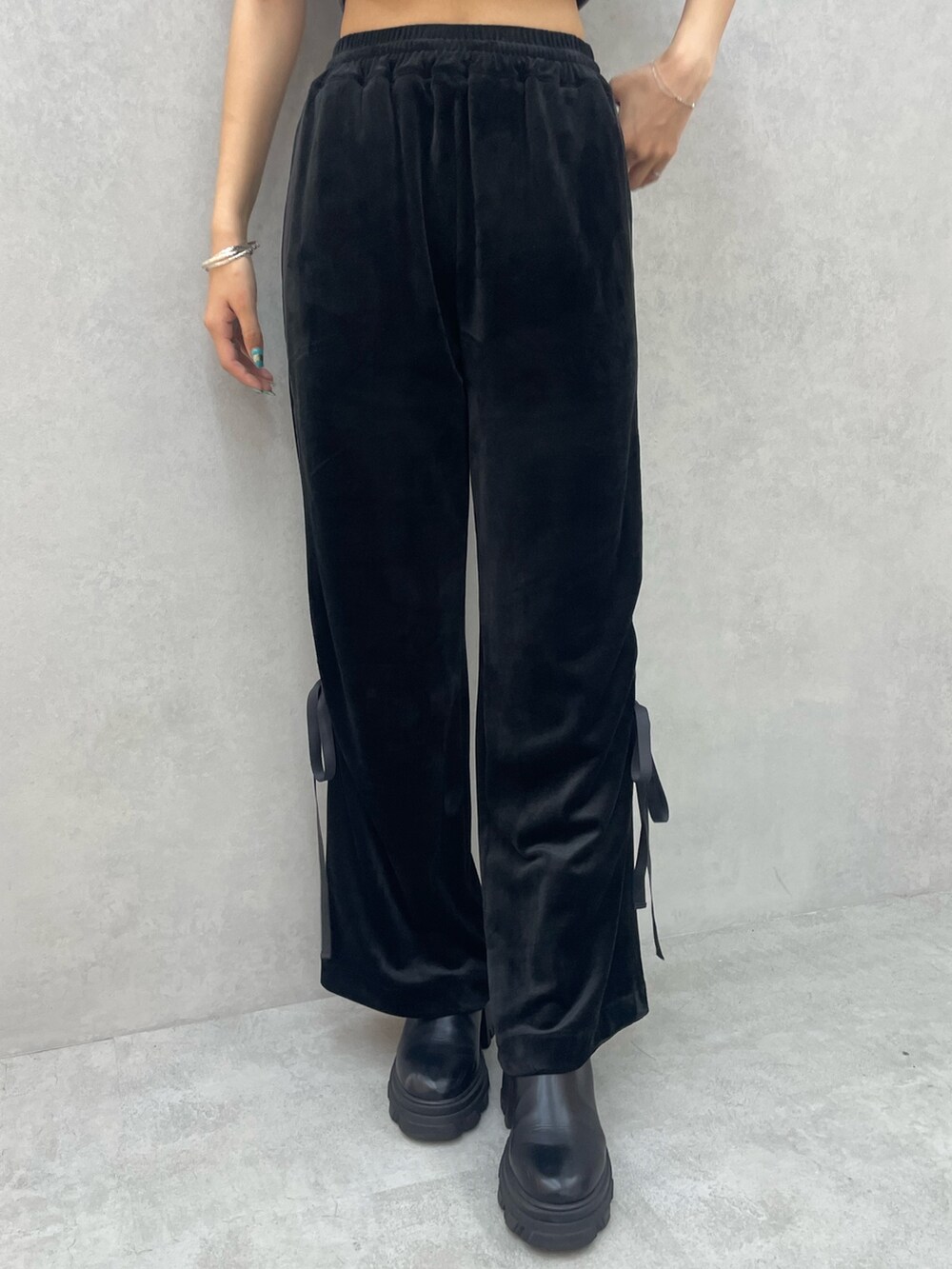 ブラック系のその他パンツ、シルバー系のハンドバッグ、ブラック系のブーツを着用したレディースの秋コーディネートの6枚目の写真