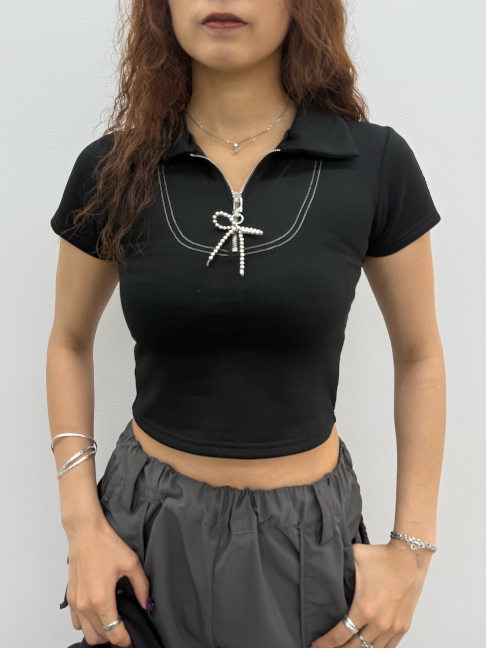 ブラック系のTシャツ/カットソー、グレー系のその他パンツ、ブラック系のハンドバッグを着用したレディースの夏コーディネートの4枚目の写真