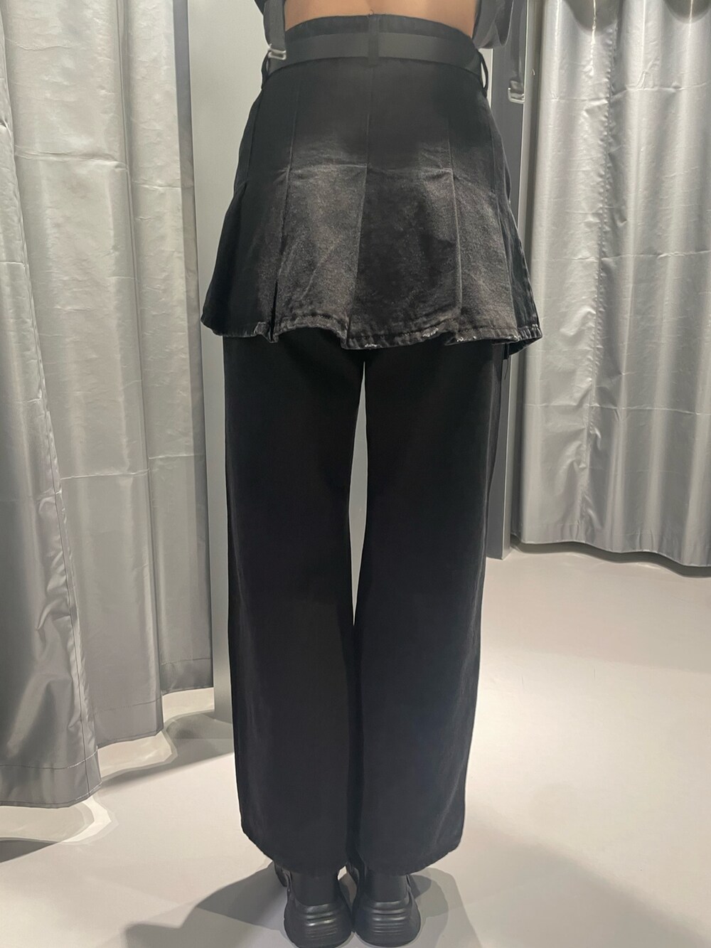 グレー系のTシャツ/カットソー、ブラック系のデニムスカート、ブラック系のデニムパンツを着用したレディースの春コーディネートの9枚目の写真