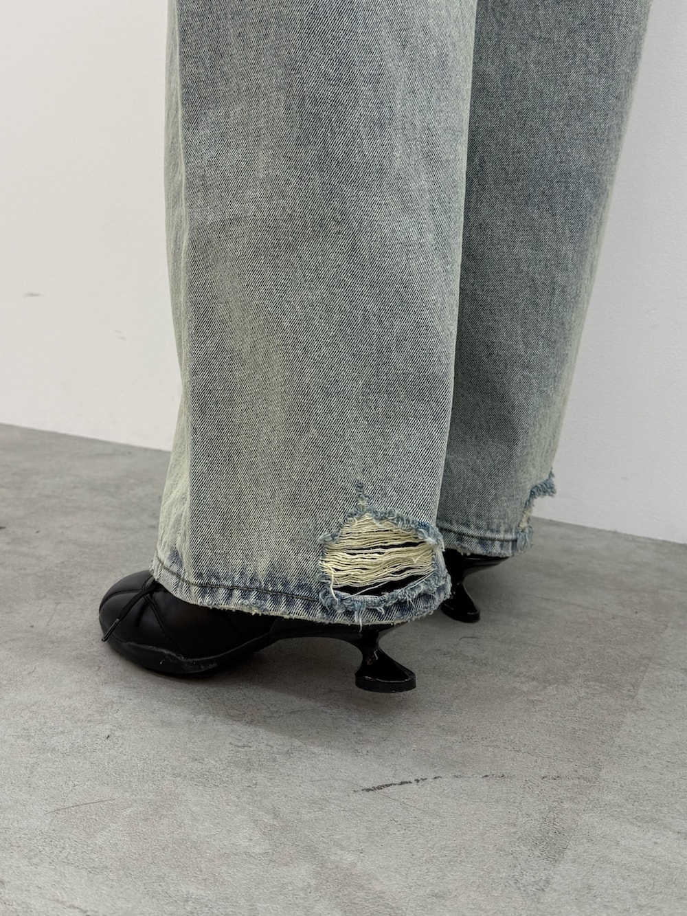 ピンク系のニット/セーター、ブルー系のデニムパンツ、ブラック系のスニーカーを着用したレディースの冬コーディネートの6枚目の写真