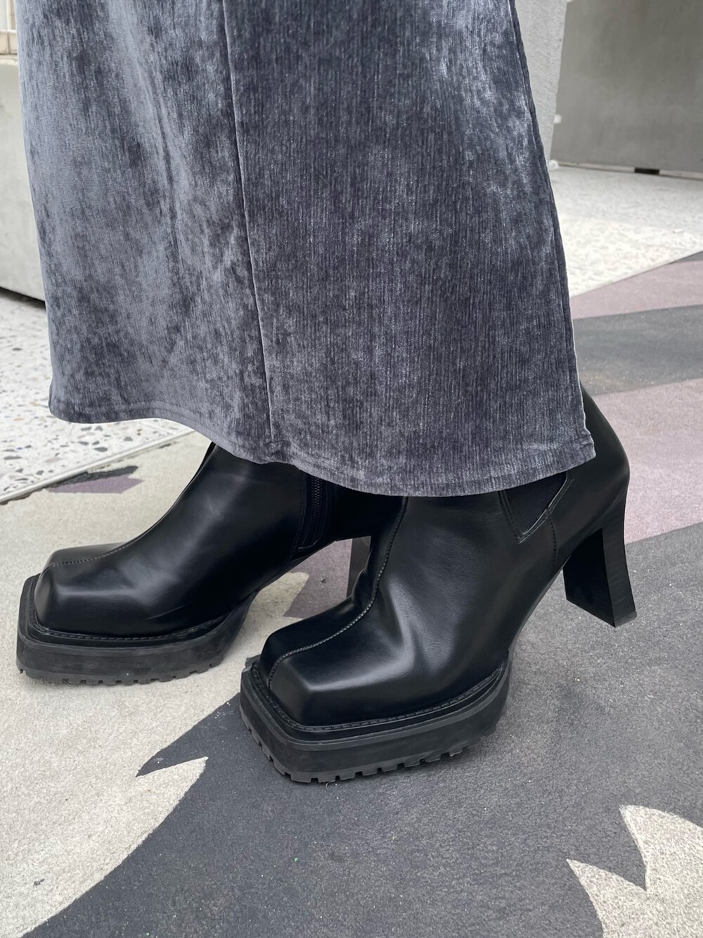 グレー系のベスト、その他のニット/セーター、グレー系のスカートを着用したレディースの秋コーディネートの10枚目の写真