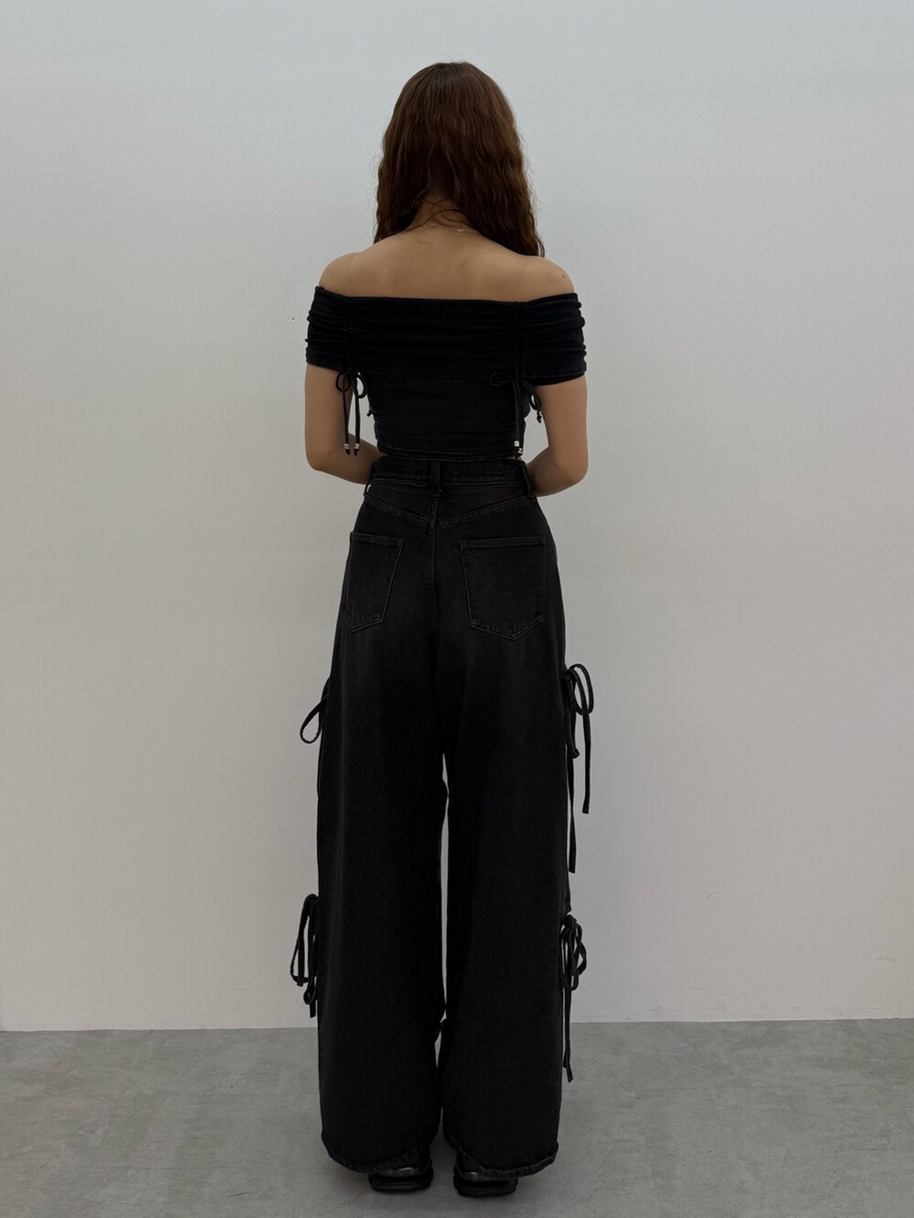 ブラック系のTシャツ/カットソー、ブラック系のデニムパンツ、ブラック系のサンダルを着用したレディースの夏コーディネートの3枚目の写真