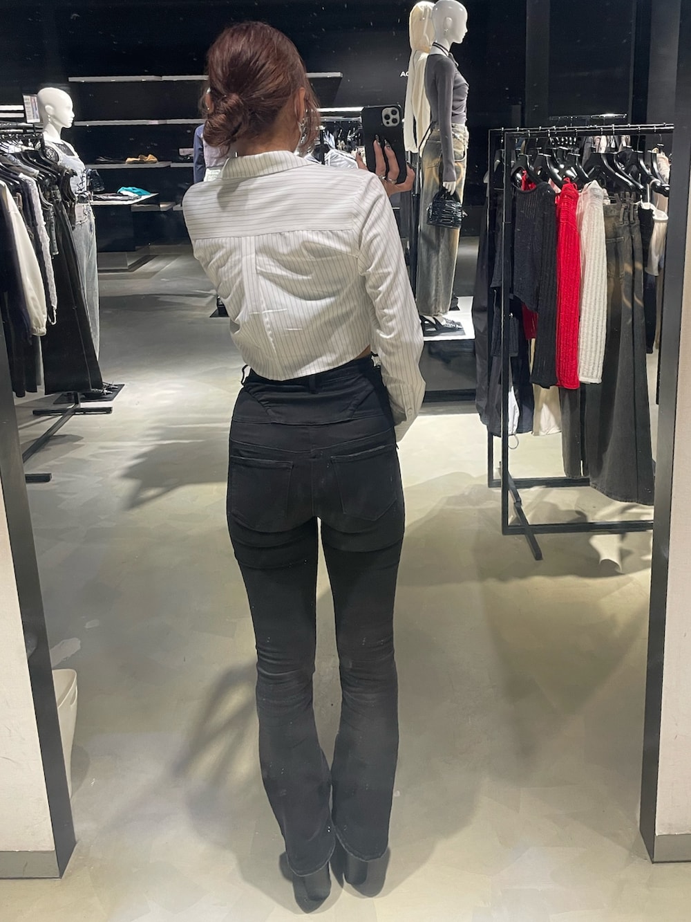 ホワイト系のシャツ/ブラウス、ブラック系のデニムパンツ、ブラック系のサンダルを着用したレディースの春コーディネートの3枚目の写真