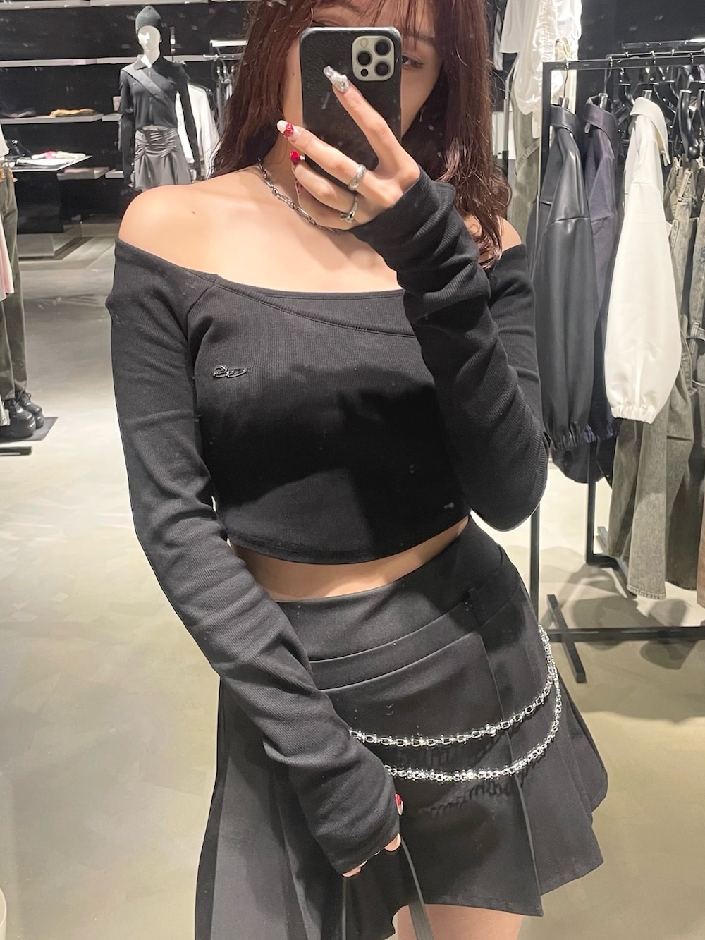 ブラック系のTシャツ/カットソー、ブラック系のブルゾン、ブラック系のショルダーバッグを着用したレディースの春コーディネートの6枚目の写真