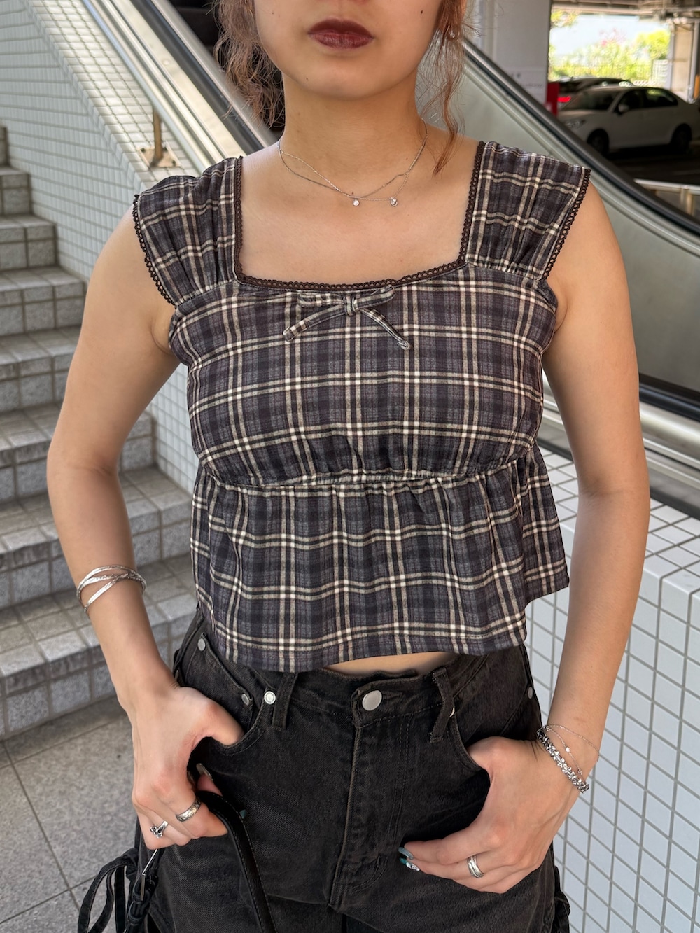 ブラウン系のタンクトップ、ブルー系のその他パンツ、ブラック系のサンダルを着用したレディースの夏コーディネートの4枚目の写真