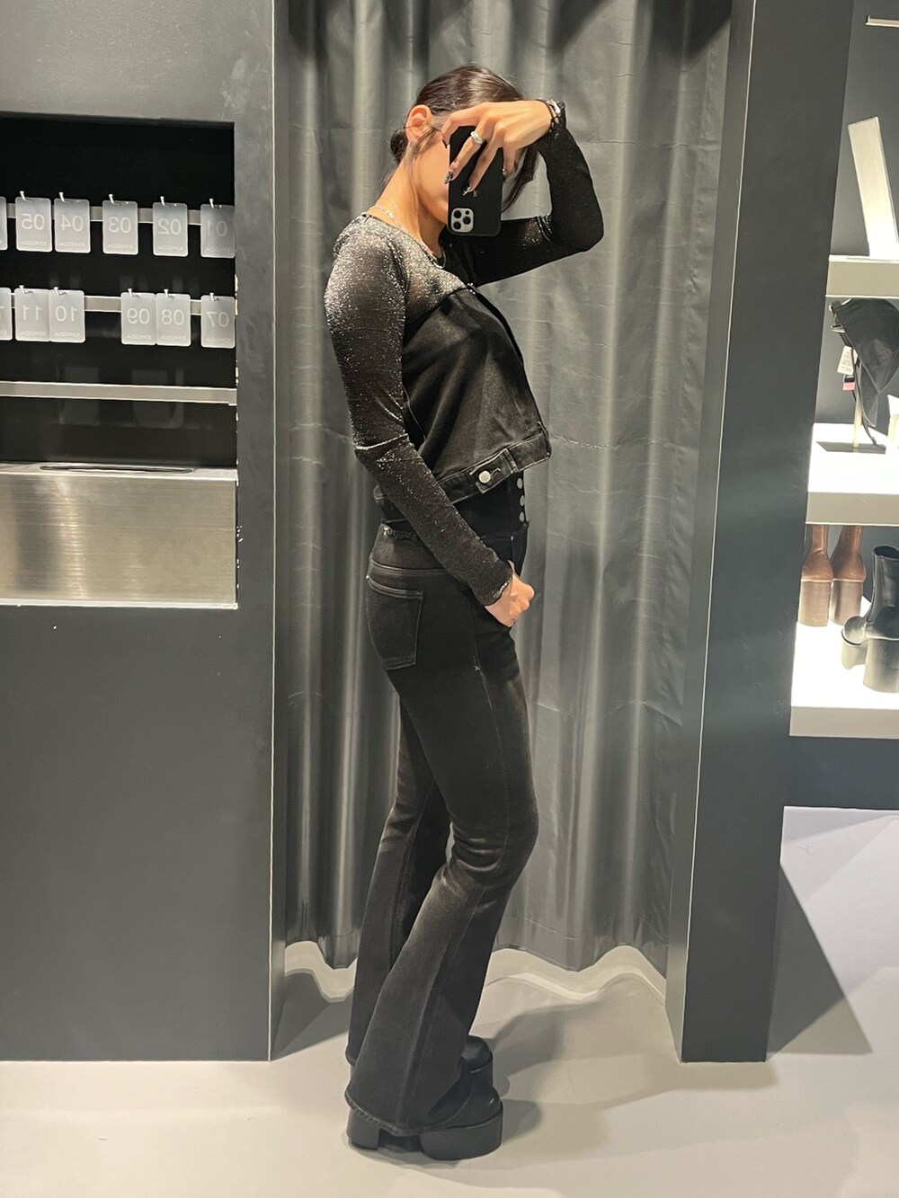 その他のTシャツ/カットソー、ブラック系のデニムパンツ、ブラック系のブーツを着用したレディースの秋コーディネートの2枚目の写真