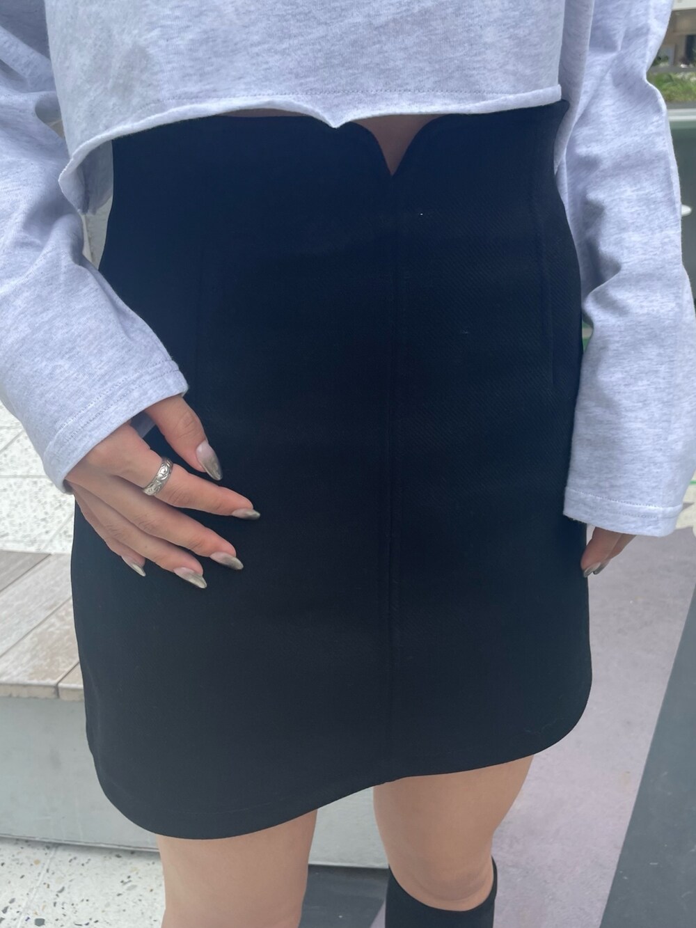 ブラック系のスカート、その他のブーツ、グレー系のTシャツ/カットソーを着用したレディースの秋コーディネートの9枚目の写真