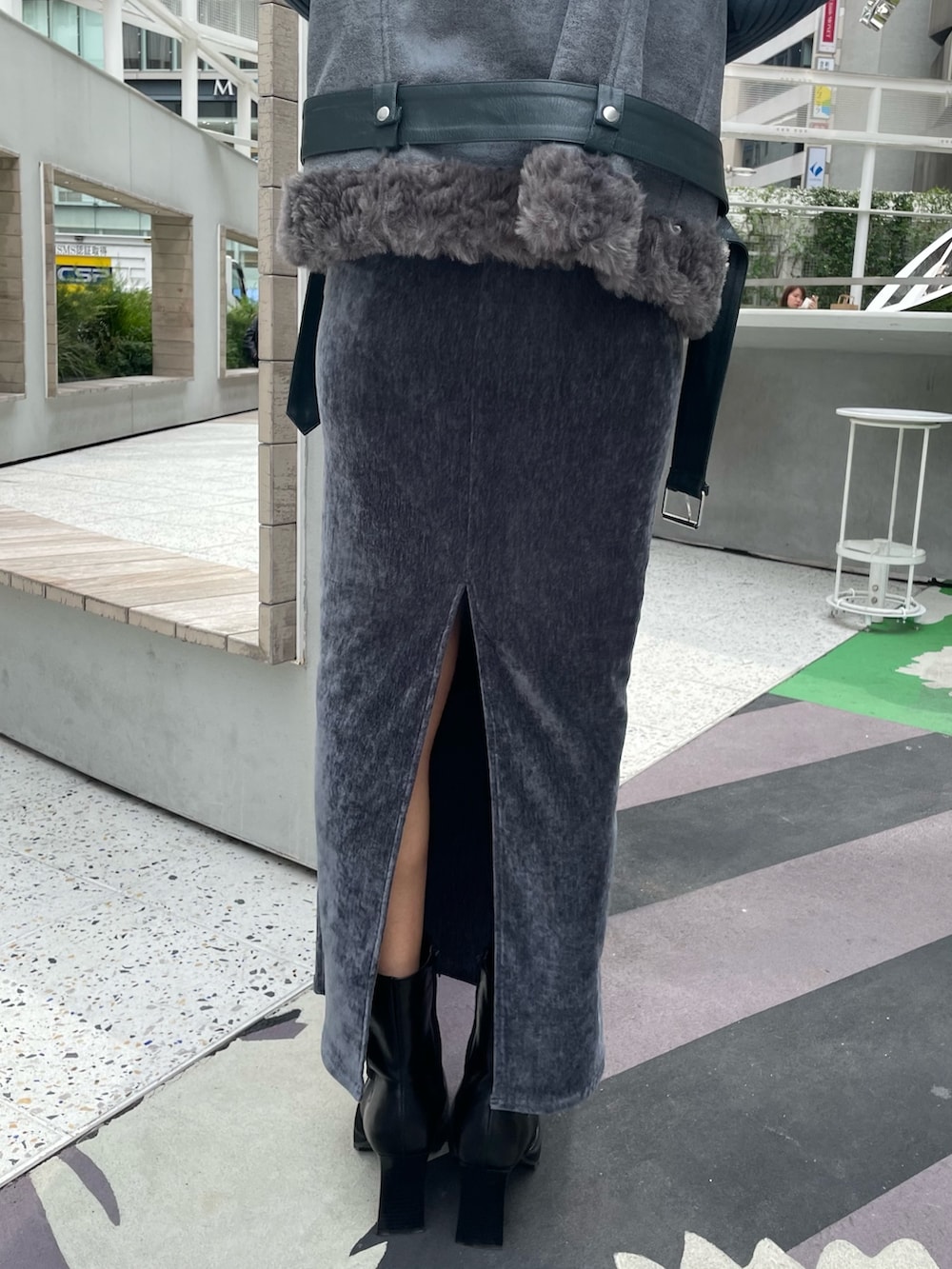 グレー系のベスト、その他のニット/セーター、グレー系のスカートを着用したレディースの秋コーディネートの7枚目の写真