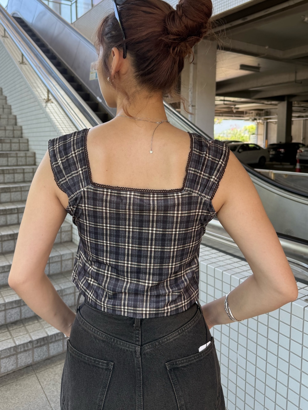 ブラウン系のタンクトップ、ブルー系のその他パンツ、ブラック系のサンダルを着用したレディースの夏コーディネートの6枚目の写真