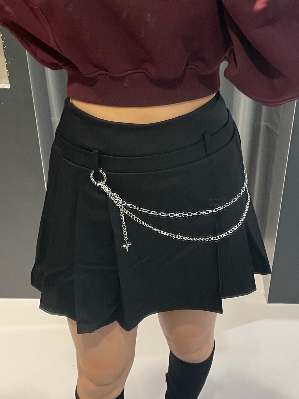 レッド系のTシャツ/カットソー、ブラック系のブルゾン、ブラック系のスカートを着用したレディースの冬コーディネートの8枚目の写真