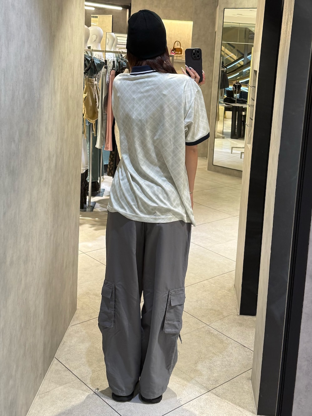 ホワイト系のTシャツ/カットソー、グレー系のその他パンツ、ブラック系のスニーカーを着用したレディースの春コーディネートの3枚目の写真