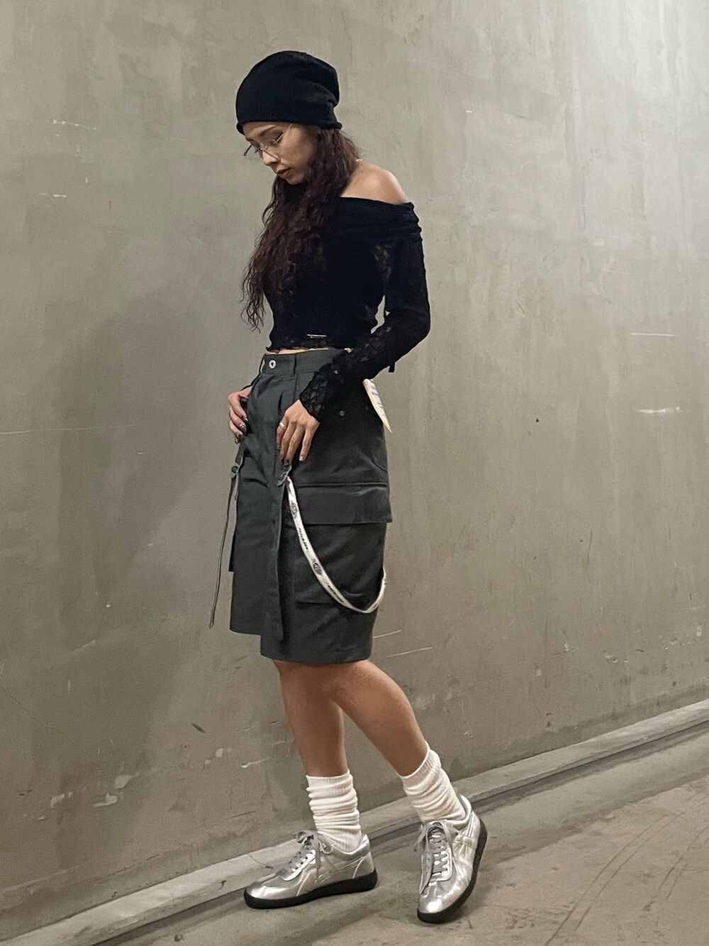 ブラック系のTシャツ/カットソー、ブラック系のTシャツ/カットソー、グレー系のその他パンツを着用したレディースの春コーディネートの2枚目の写真