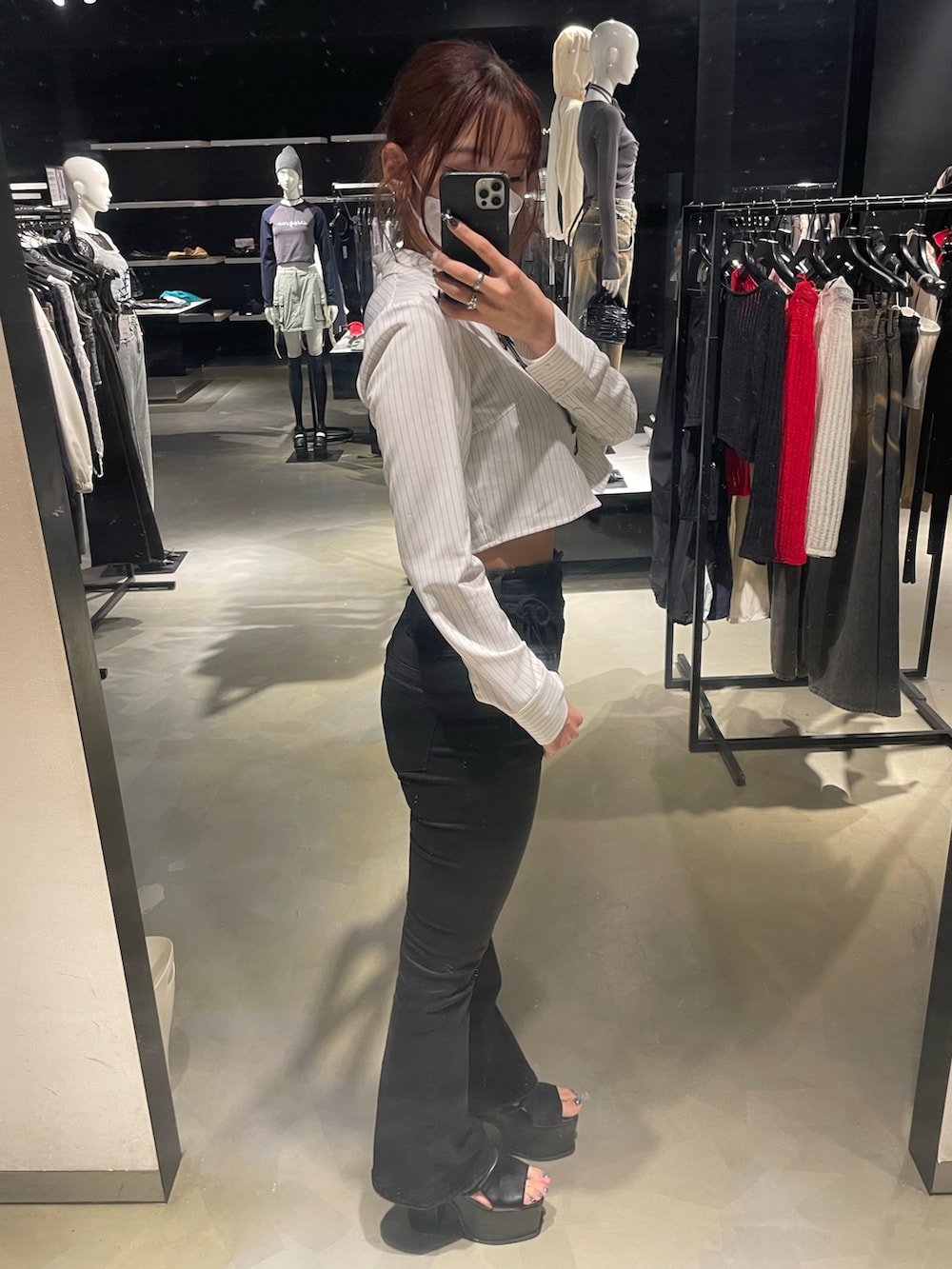 ホワイト系のシャツ/ブラウス、ブラック系のデニムパンツ、ブラック系のサンダルを着用したレディースの春コーディネートの2枚目の写真