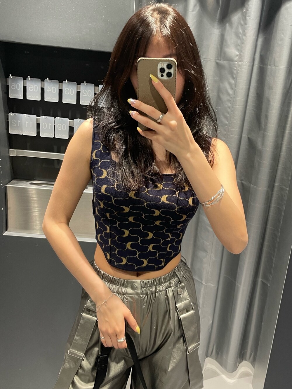 その他のタンクトップ、シルバー系のその他パンツ、ブラック系のハンドバッグを着用したレディースの春コーディネートの4枚目の写真