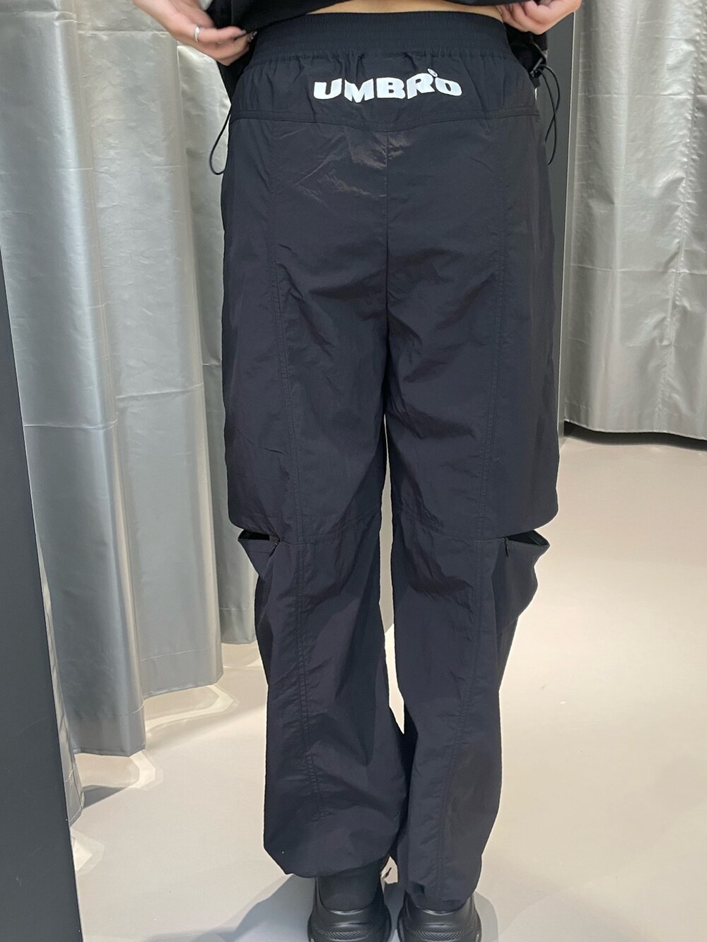 ブラック系のブルゾン、ブラック系のその他パンツ、ブラック系のスニーカーを着用したレディースの春コーディネートの9枚目の写真