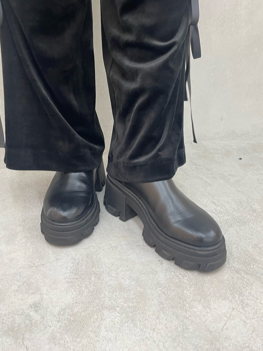 その他のタンクトップ、グレー系のその他パンツ、ブラック系のブーツを着用したレディースの夏コーディネートの9枚目の写真
