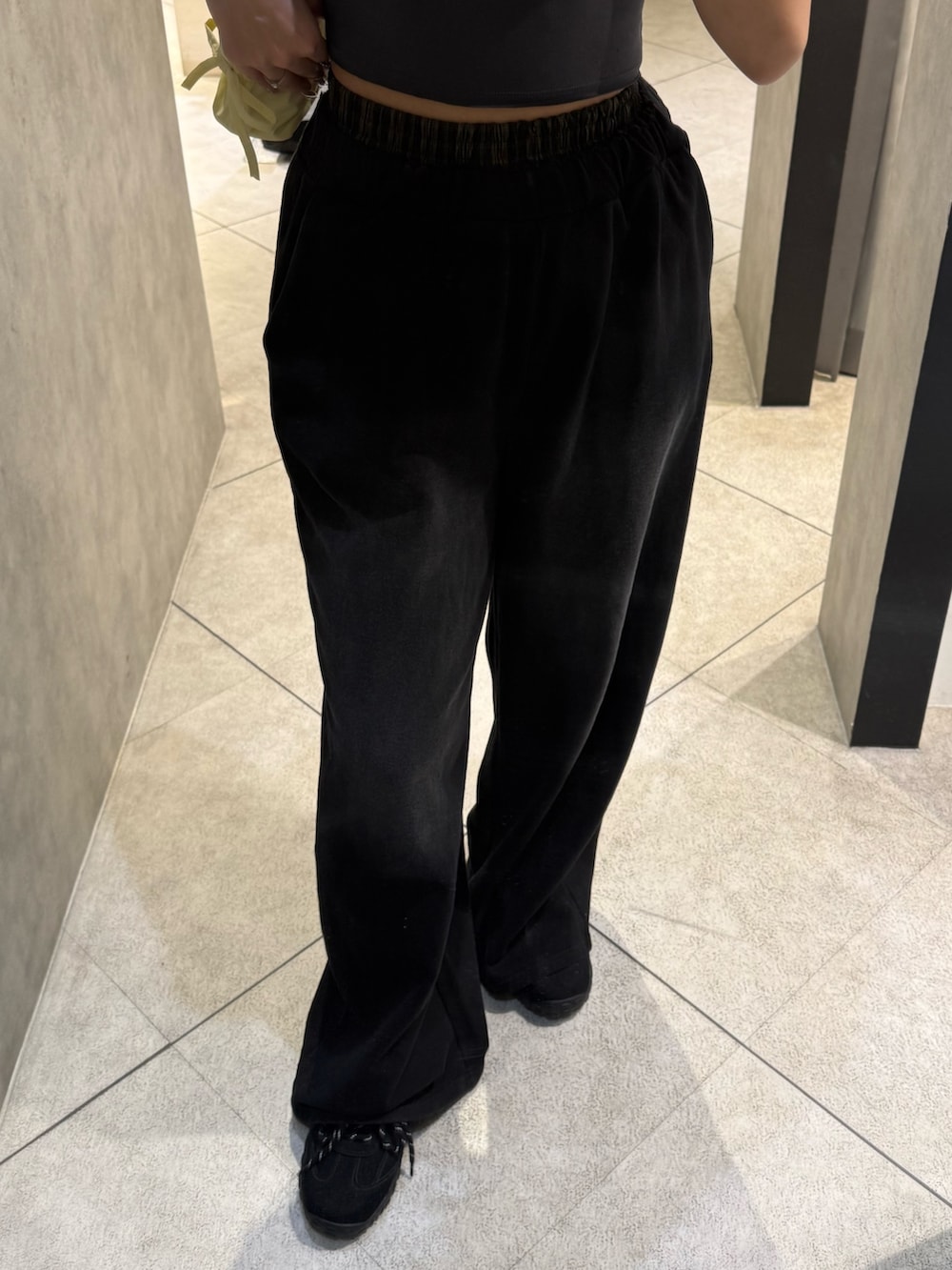 グレー系のTシャツ/カットソー、ブラック系のスウェットパンツ、イエロー系のハンドバッグを着用したレディースの春コーディネートの5枚目の写真