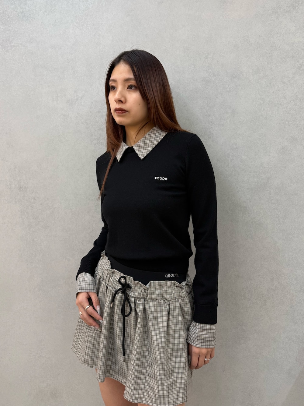 ブラック系のシャツ/ブラウス、ブラック系のスカート、ブラック系のブーツを着用したレディースの冬コーディネートの4枚目の写真