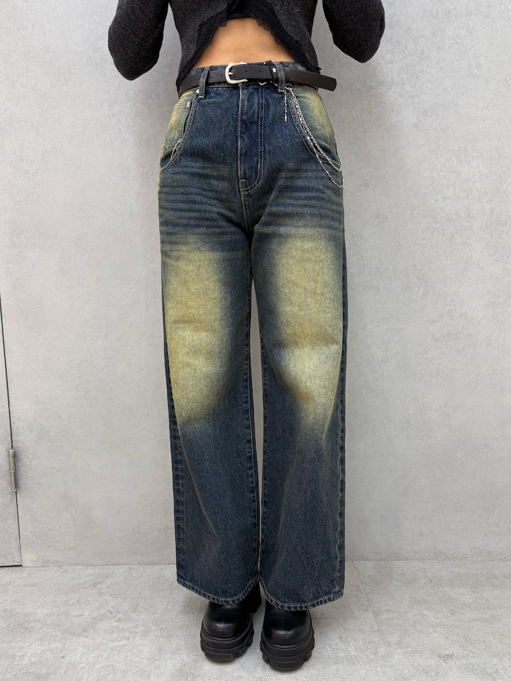 ブラック系のニット/セーター、ブルー系のデニムパンツ、ブラック系のブーツを着用したレディースの冬コーディネートの5枚目の写真