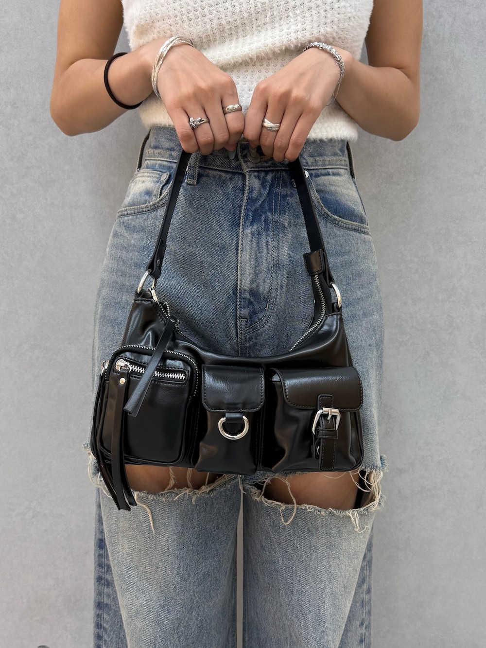 ホワイト系のTシャツ/カットソー、ブルー系のデニムパンツ、ブラック系のハンドバッグを着用したレディースの夏コーディネートの6枚目の写真