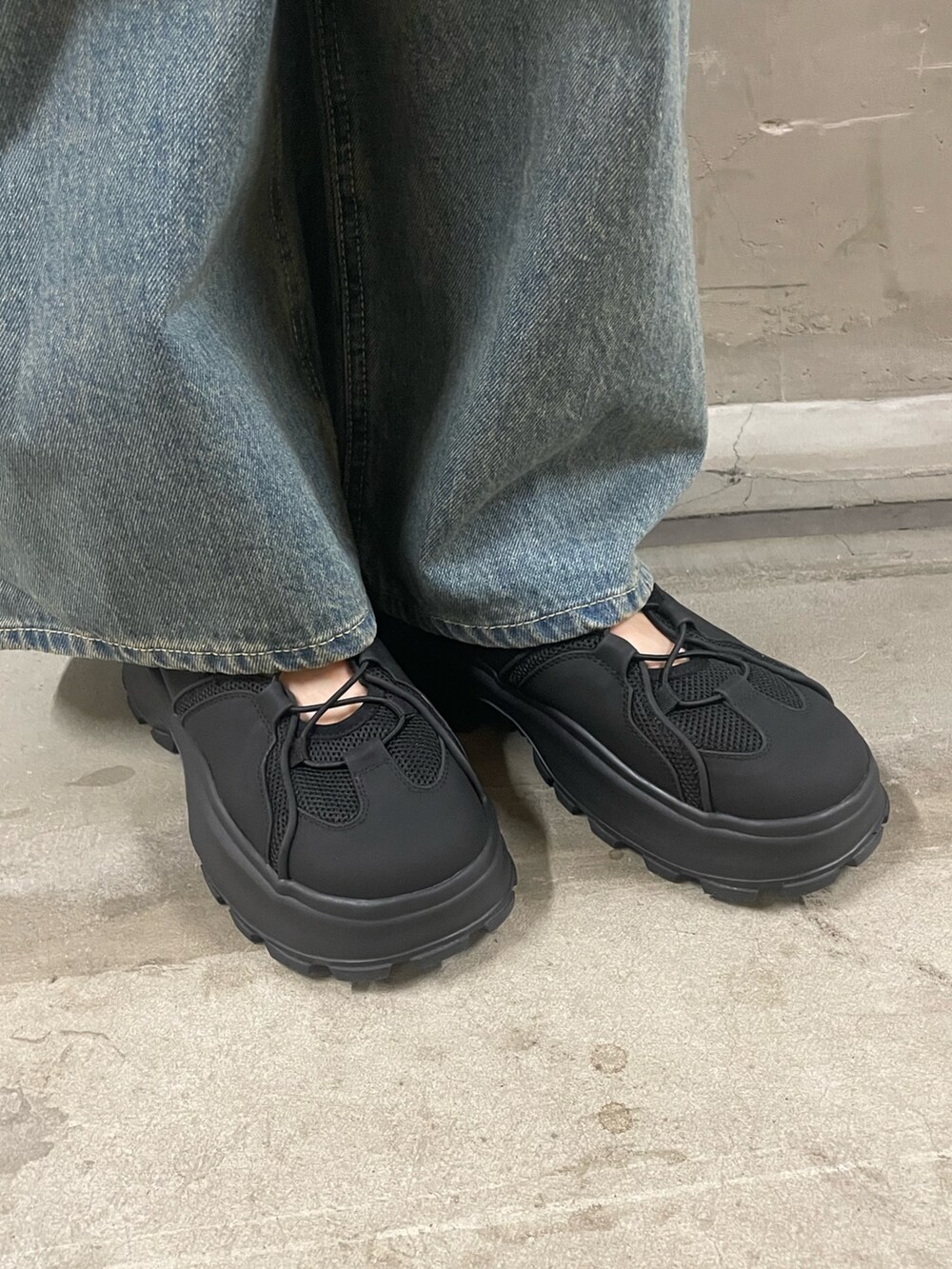 ブラック系のその他パンツ、ブラック系のサンダル、グレー系のTシャツ/カットソーを着用したレディースの春コーディネートの9枚目の写真