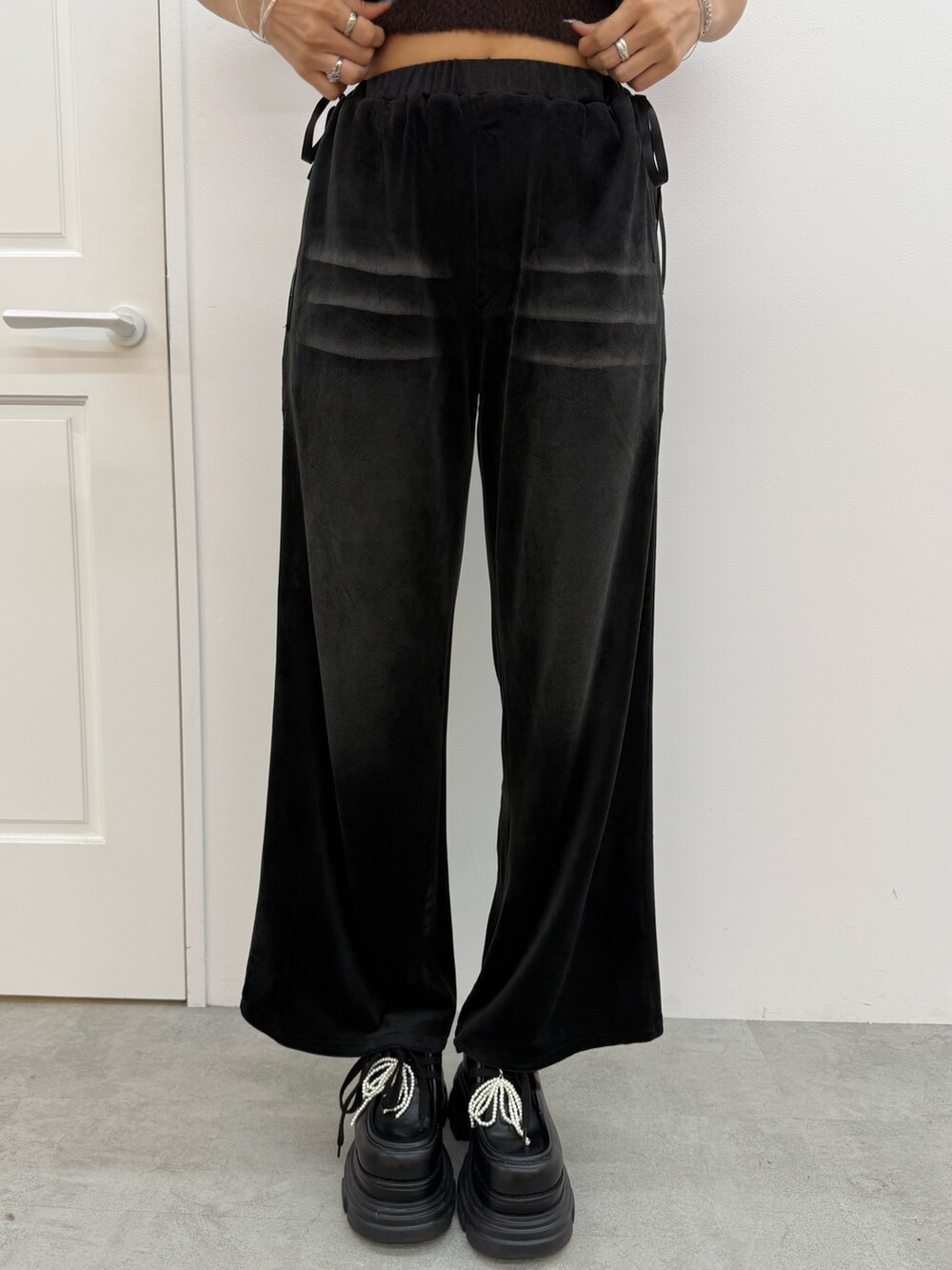 ブラウン系のシャツ/ブラウス、ブラック系のその他パンツ、ブラウン系のブーツを着用したレディースの夏コーディネートの5枚目の写真