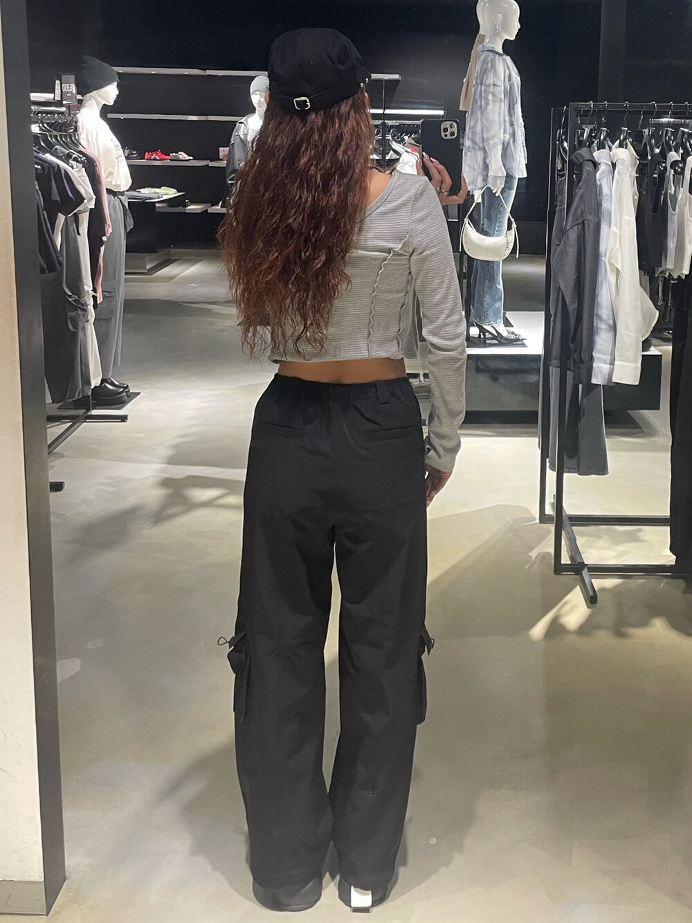 ブラック系のその他パンツ、ブラック系のサンダル、グレー系のTシャツ/カットソーを着用したレディースの春コーディネートの3枚目の写真