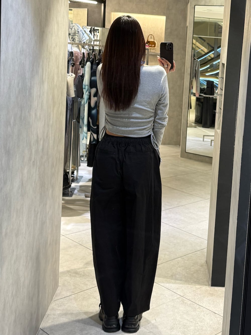 グレー系のTシャツ/カットソー、ブラック系のその他パンツ、ブラック系のスニーカーを着用したレディースの春コーディネートの3枚目の写真