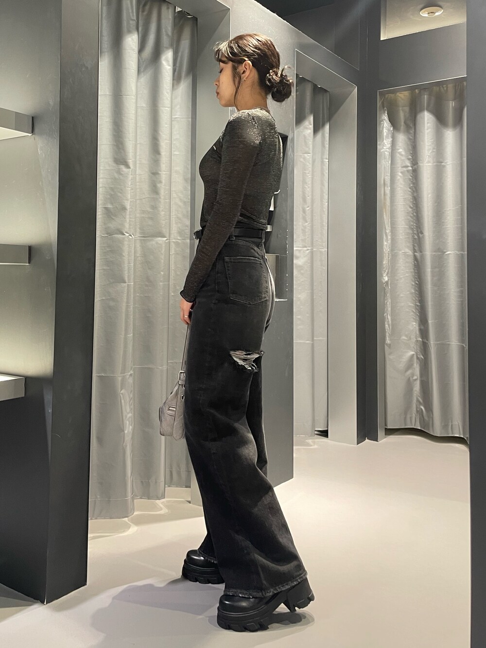 その他のTシャツ/カットソー、ブラック系のデニムパンツ、シルバー系のハンドバッグを着用したレディースの夏コーディネートの2枚目の写真