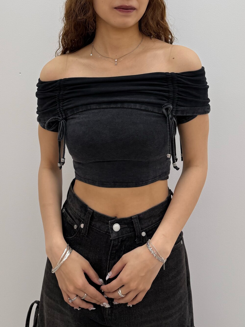 ブラック系のTシャツ/カットソー、ブラック系のデニムパンツ、ブラック系のサンダルを着用したレディースの夏コーディネートの4枚目の写真