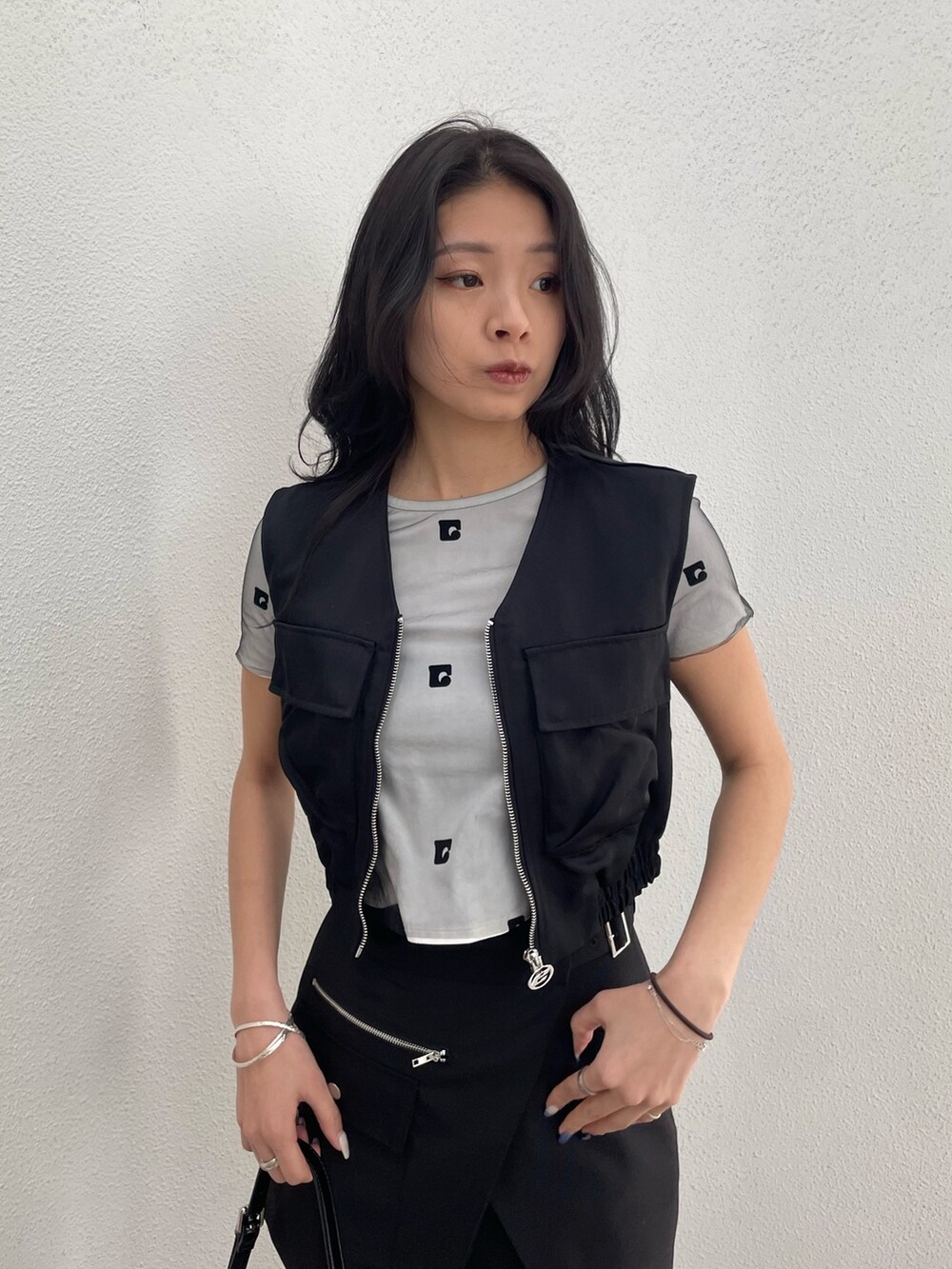 ホワイト系のTシャツ/カットソー、ブラック系のベスト、ブラック系のその他パンツを着用したレディースの春コーディネートの4枚目の写真