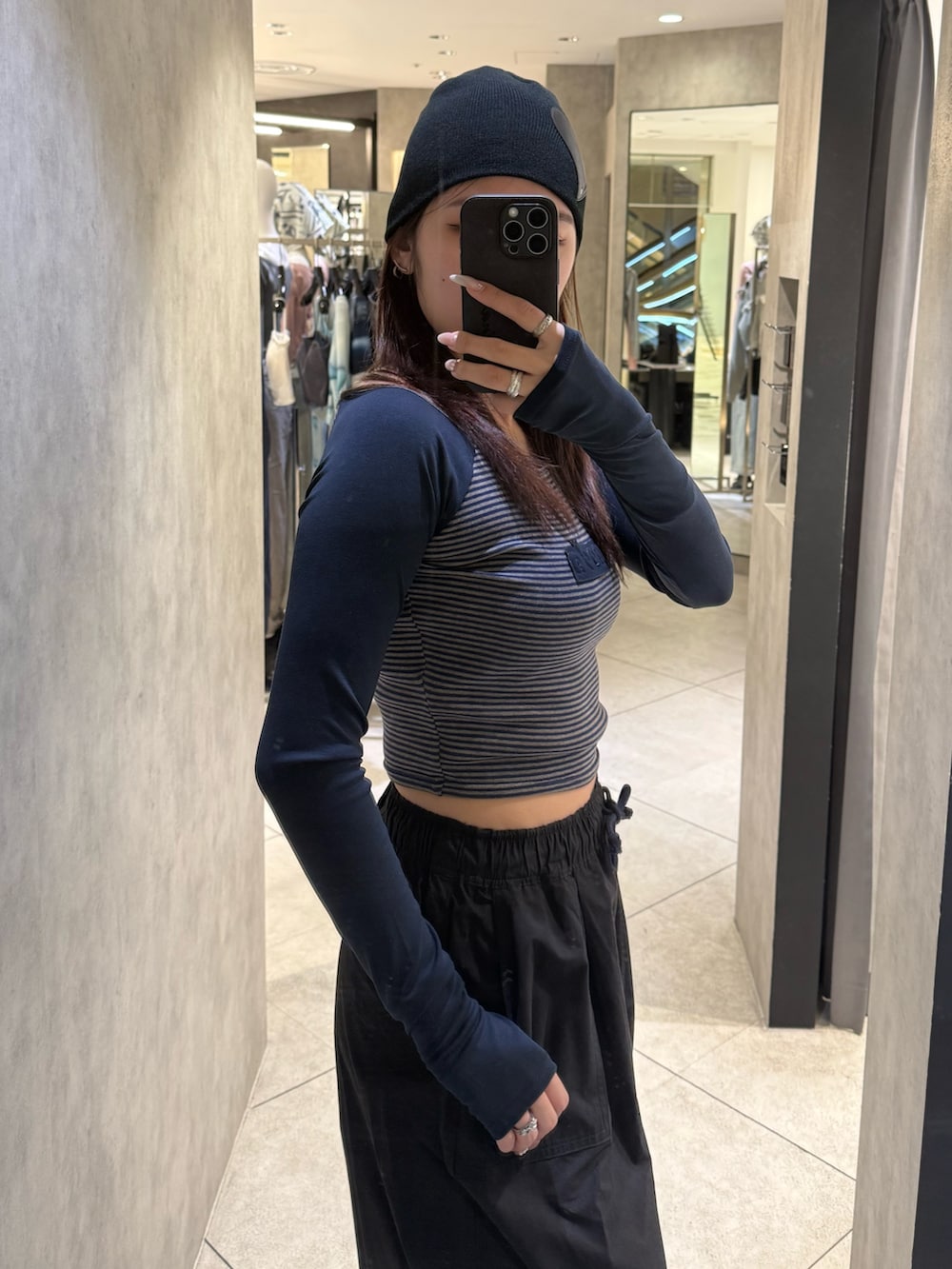 ブルー系のTシャツ/カットソー、ブラック系のその他パンツ、ブラック系のスニーカーを着用したレディースの春コーディネートの5枚目の写真