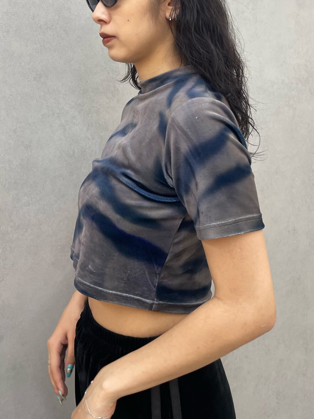 その他のTシャツ/カットソー、ブルー系のデニムパンツ、ブラック系のブーツを着用したレディースの夏コーディネートの4枚目の写真