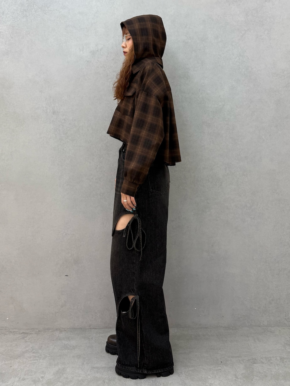 ブラウン系のシャツ/ブラウス、ブラック系のデニムパンツ、ブラウン系のブーツを着用したレディースの夏コーディネートの2枚目の写真