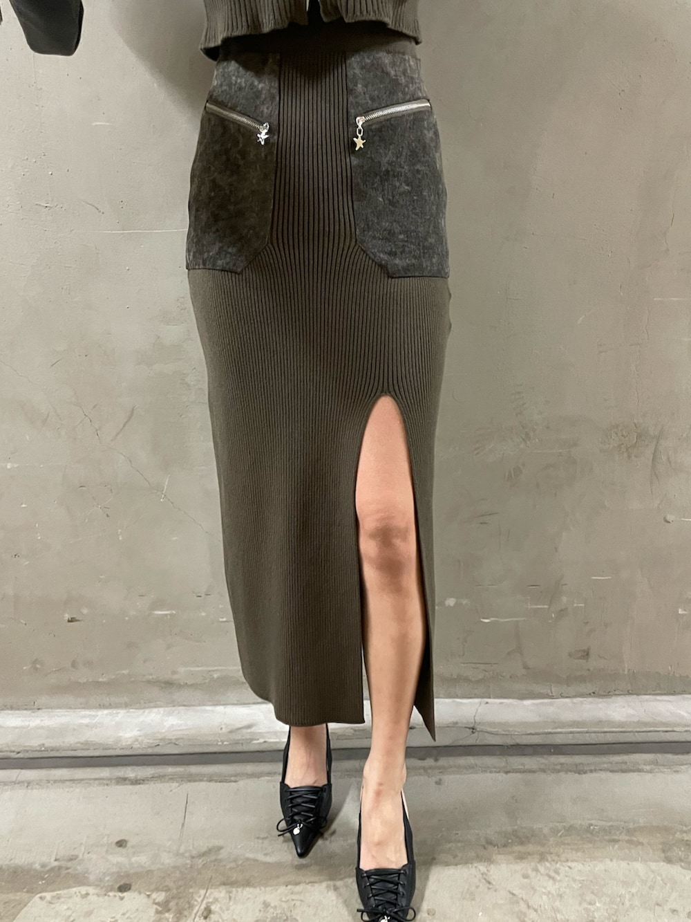 「EMODA、ワンピース、セットアップ、オトナカジュアル、高身長女子、高身長コーデ、骨格ストレート、着回しコーデ、ジップパーカー、ロングワンピース、スリット、ミュール、レースアップシューズ、大人カジュアル、休日スタイル」｜「EMODAのドッキングポケットニットパーカー（ニット/セーター、グリーン系）」を使った、菅谷レイナさん（骨格ストレート・レディース・168cm）の春コーディネートの7枚目の写真