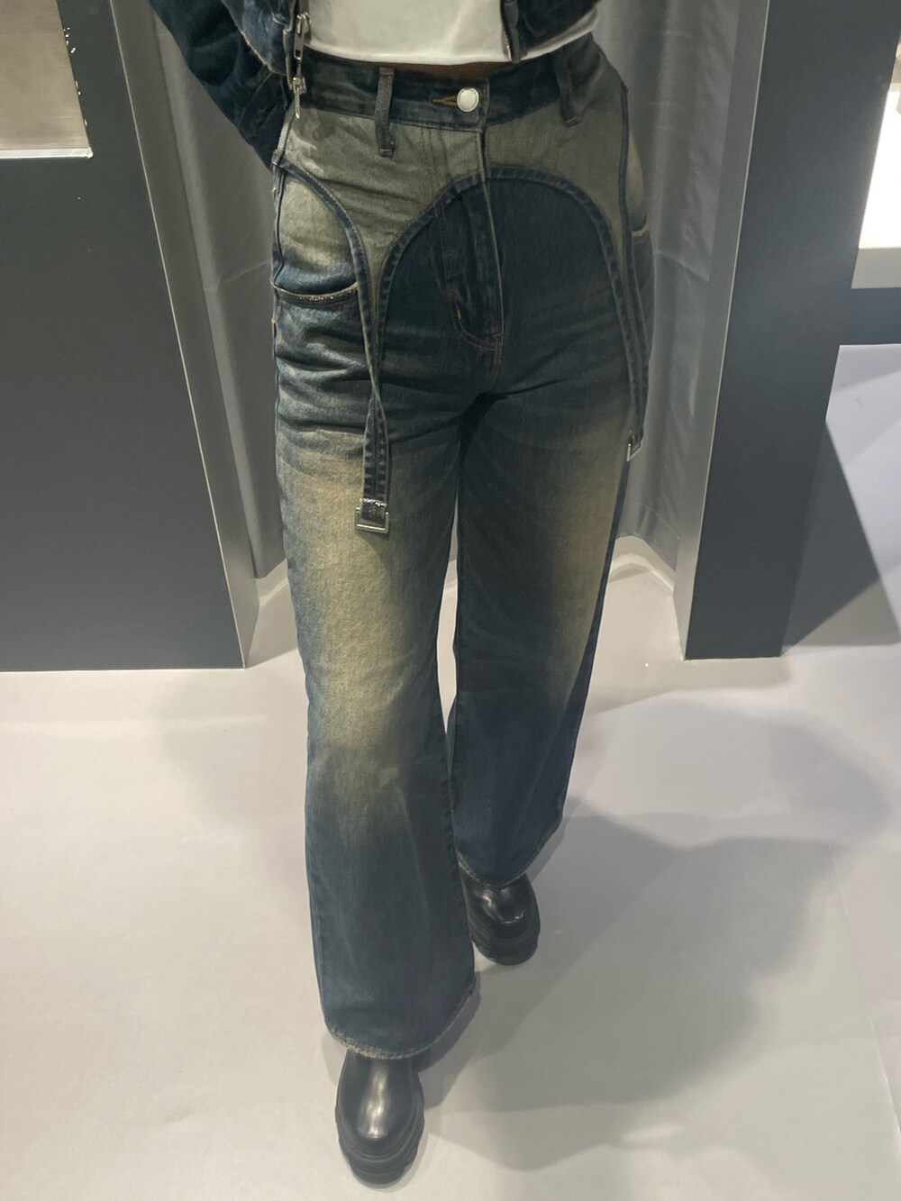 ブルー系のデニムジャケット、ホワイト系のTシャツ/カットソー、ブルー系のデニムパンツを着用したレディースの秋コーディネートの7枚目の写真